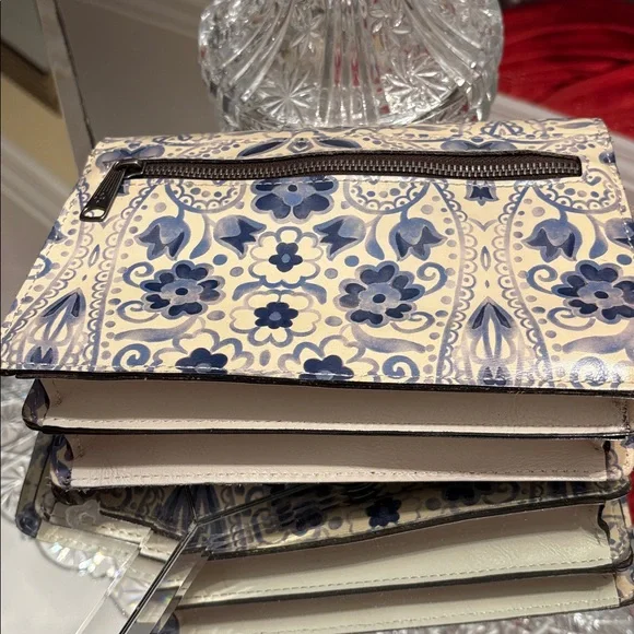 Patricia Nash Lanza Italian Folklore
White Blue Leather Crossbody Bag-NWOT - Picture 6 of 16